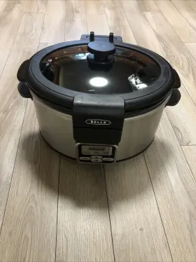 1709 Bella Barely Used Electric Crockpot 5 Quart