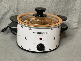 1560a Kitchensmith Brand New White Art Deco Patterned 1.5quart Slow Cooker