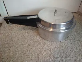 M-0292 Mirro Vintage 2.5 Quart Pressure Cooker Matic Aluminum