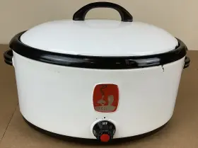 7015 Nesco Roaster Vintage White 6 Quart Works Clean Original Removable Liner