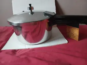 M0296 Presto Pressure Cooker 6-quart Stainless Aluminum Never Used
