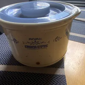 D-256-162 Rival Crock-ette 1.5 Quart Stoneware Slow Cooker Beige/blue Lid Pot Base Easy Clean