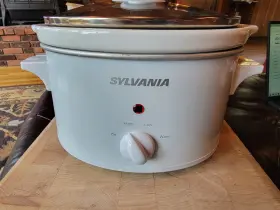 Smartpot-1 Sylvania Wj-1500el Syvlania - Smartpot-1. 5 Quart Oval Crock Pot White Stoneware Slow Cooker 8a