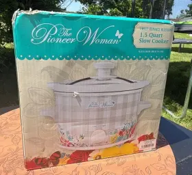 3307409 The Pioneer Woman Sweet Romance Blossoms 1.5 Quart Slow Cooker