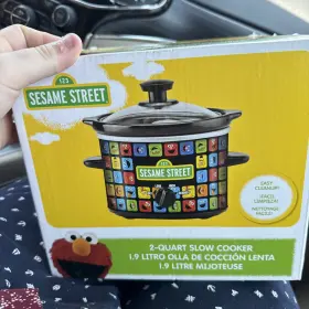 Uncanny Brands 849789026159 Sesame Street 2- Quart Slow Cooker