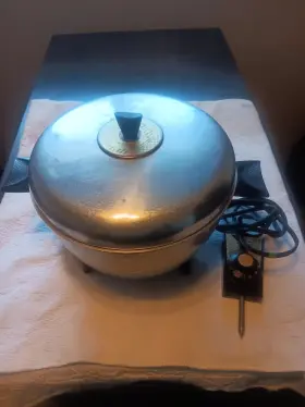 3566e West Bend Vintage Automatic Waterless Cooker Aproximately 10 3/4 Inch Diameter