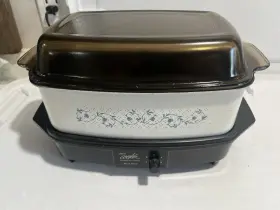 84084p West Bend Vtg Slow Cooker Griddle 4 Quart Non Stick Glass Lid Floral White Pattern