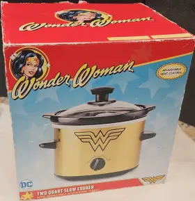 Dcw-200cn Wonder Woman 2 Quart Slow Cooker Gold Black Removable Stoneware