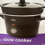 Rival Small Quart Slow Cooker MD-YHJ20DB Black With Clear Lid 10"X8"X9". Fixed Price $16.15.