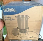 Thermos Turkey Frying Set 30 Qt Aluminum Pot Deep Fryer. Fixed Price $99.00.