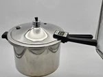 Presto Pressure Cooker Vintage 6QT W/jiggler, Gasket & Trivet Model #0125005 Usa. Fixed Price $25.00.