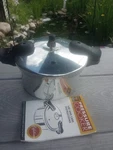 Pressure Cooker Felipe Richard Collection 5 Quart Model Y22-4-00. Fixed Price $37.95.